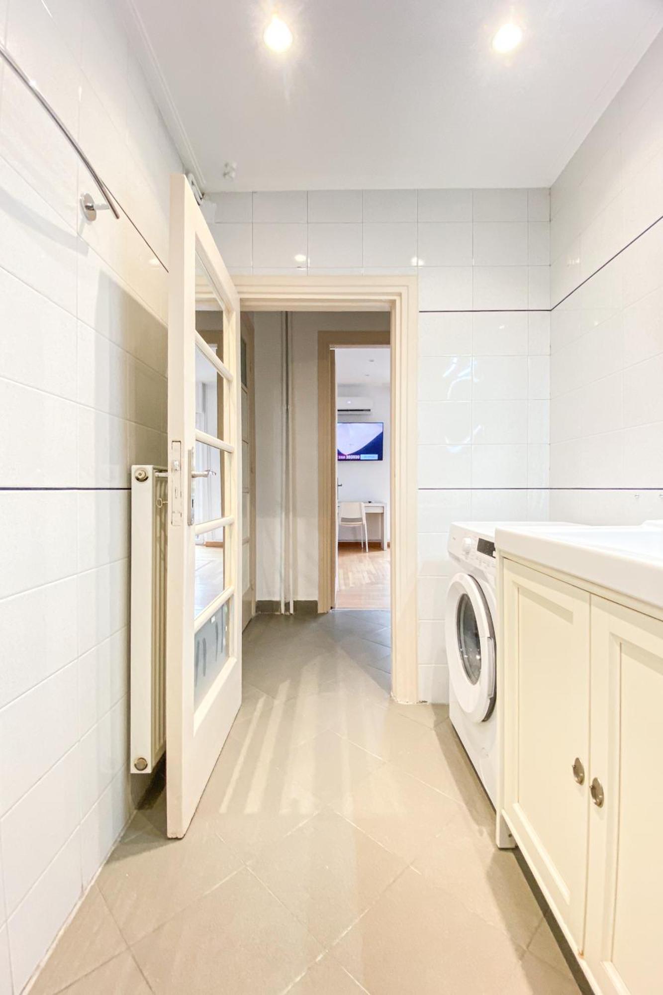 Syntagma Square, 100sqm Luxurious Family Apartment Athens