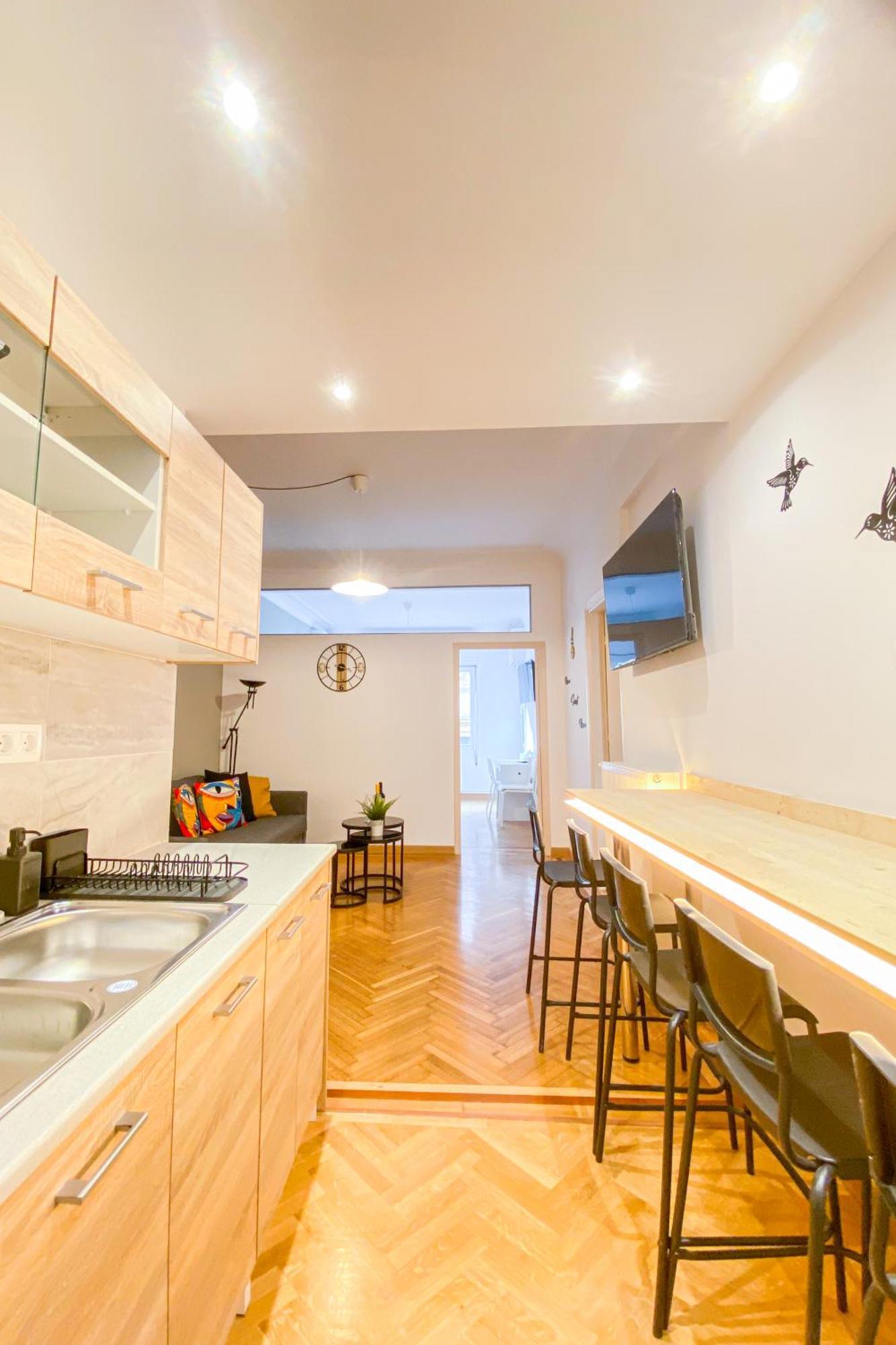 Syntagma Square, 100sqm Luxurious Family Apartment Athens